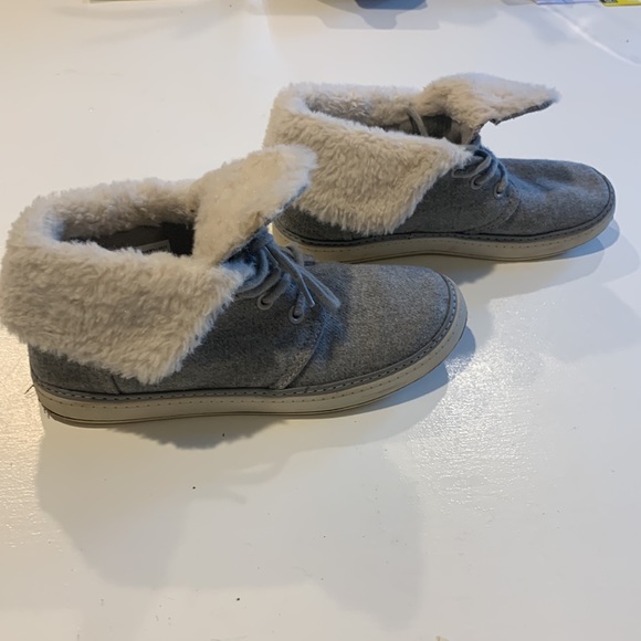 Madden NYC Milliee Faux Fur Sneakers Size 6 - Picture 1 of 6